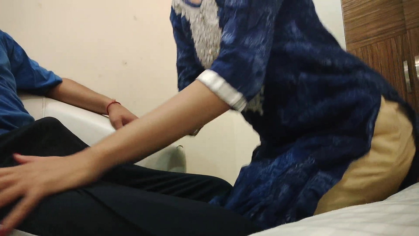 Indian Desi Bhabhi seduces electrician while he is repairing. Pussy fucked hard with Hindi audio – Repair waale ne kiya