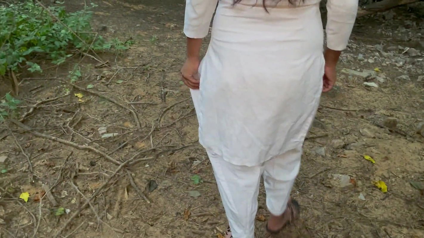 INDIAN COLLEGE HOT BEAUTIFUL GIRL FUCKING IN JUNGLE FOR FINANCIAL NEED (HINDI AUDIO)