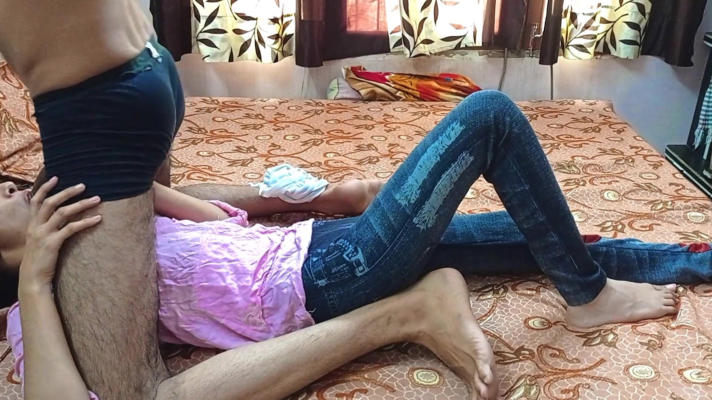 Indian chudayi desi ladki ke ghar Jake boy friend ne ki girl friend ki jam kr chudayi chut ka pani nikal diya bde lundse