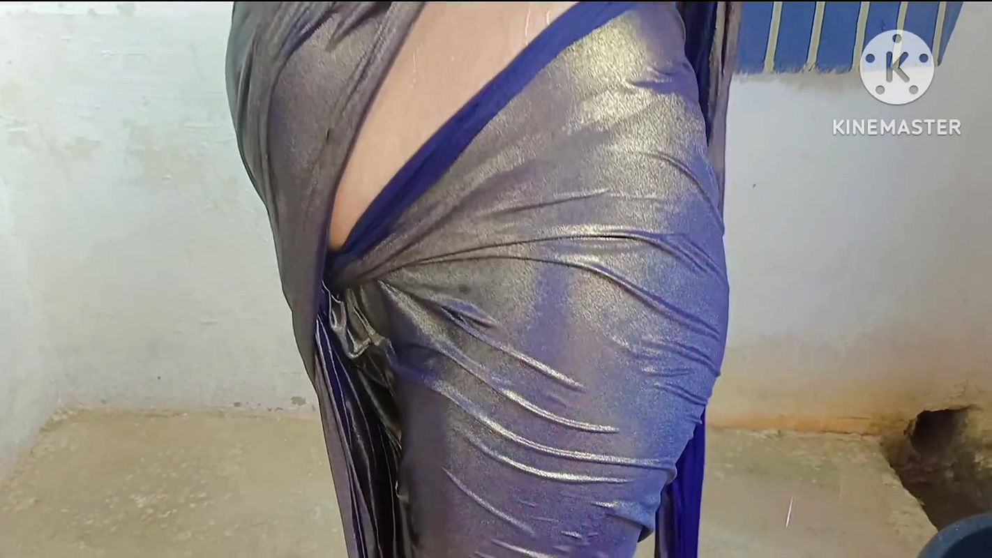 Indian Bhabhi Take Bath In Sari When Devar Seeing Bhabhi Bathing Brother-in-law shook his cock