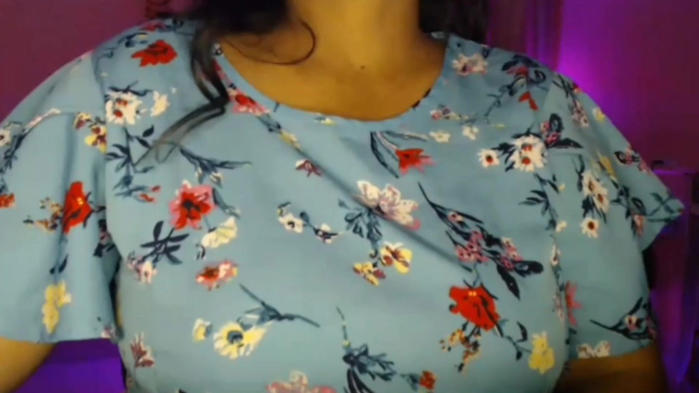 In the heat of youth, sister-in-law masturbated by fingering her naked pussy