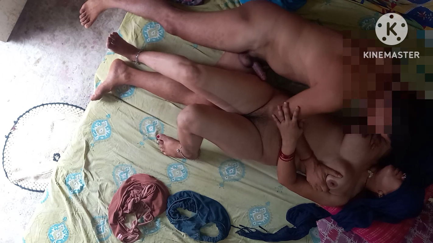 Hot sexy Kitu Bhabhi was made naked by her lover in the old house and then left after having fun