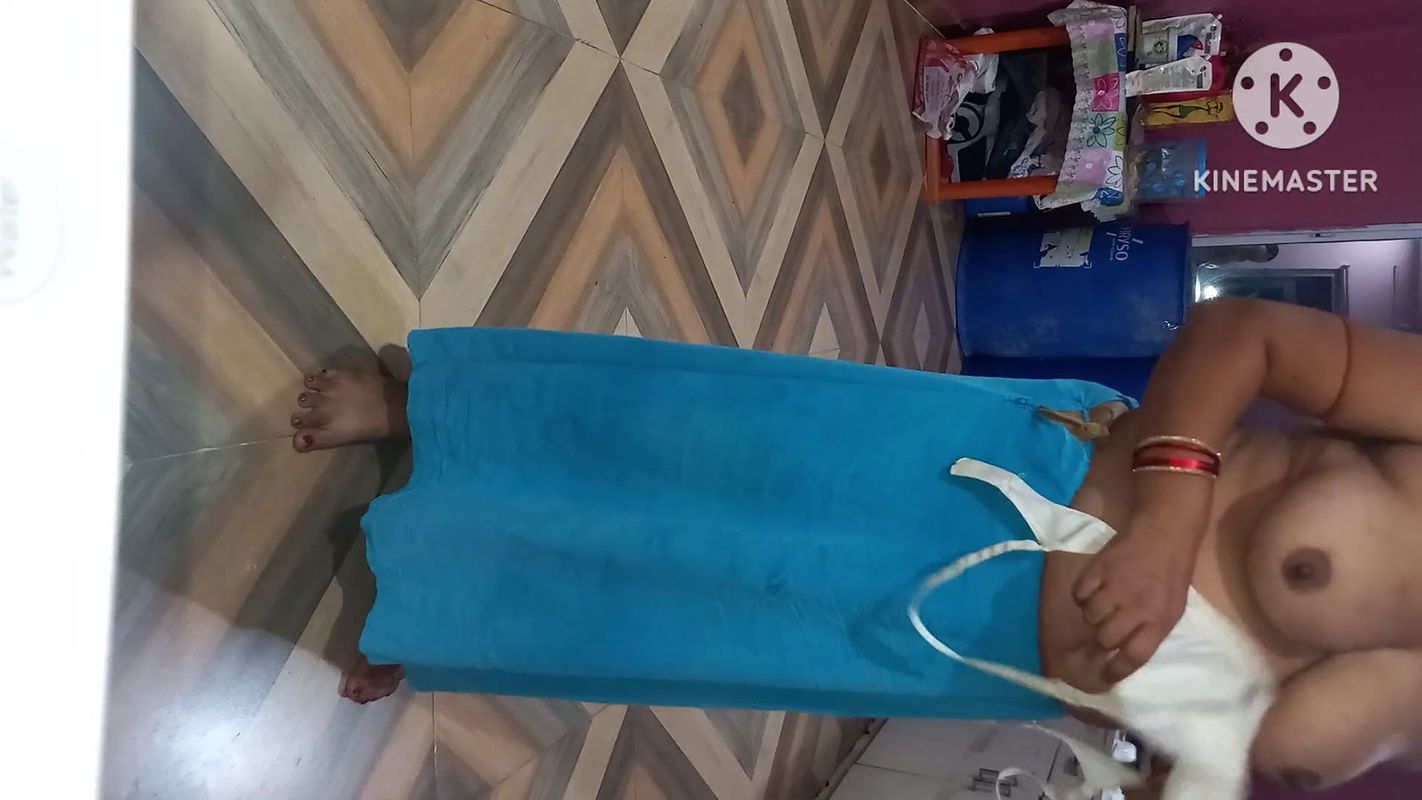 Hot sexy Kitu Bhabhi was left by her step brother in the house by lying on the floor