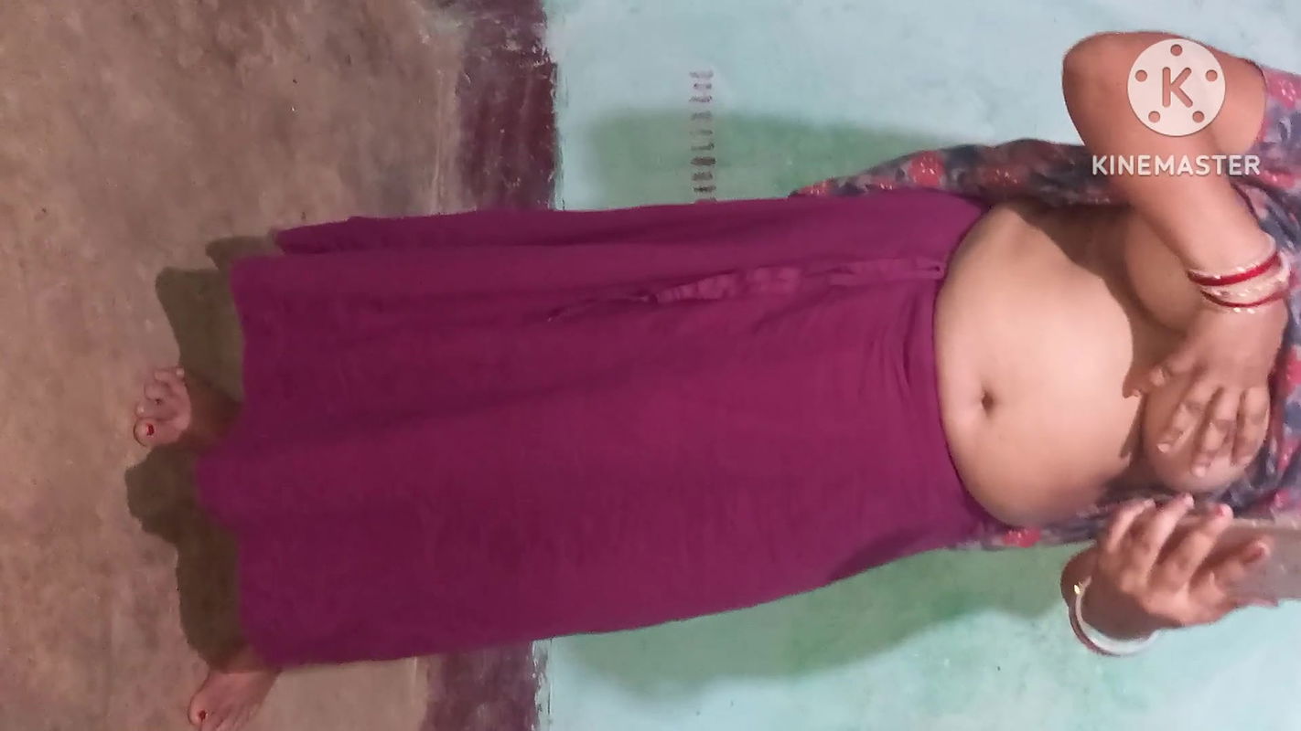 Hot sexy Bhabhi showed it to her lover by inserting finger in her pussy