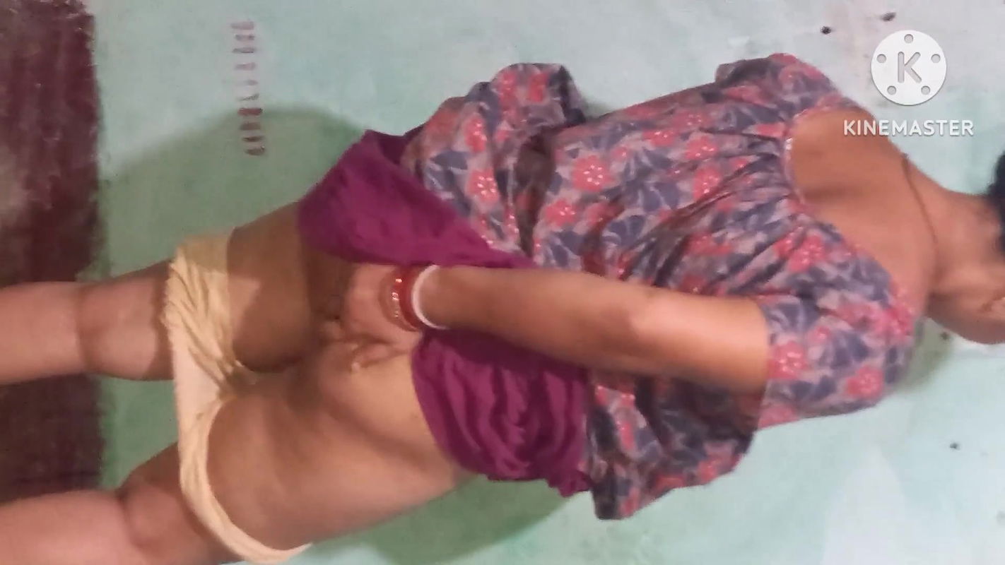 Hot sexy Bhabhi showed it to her lover by inserting finger in her pussy