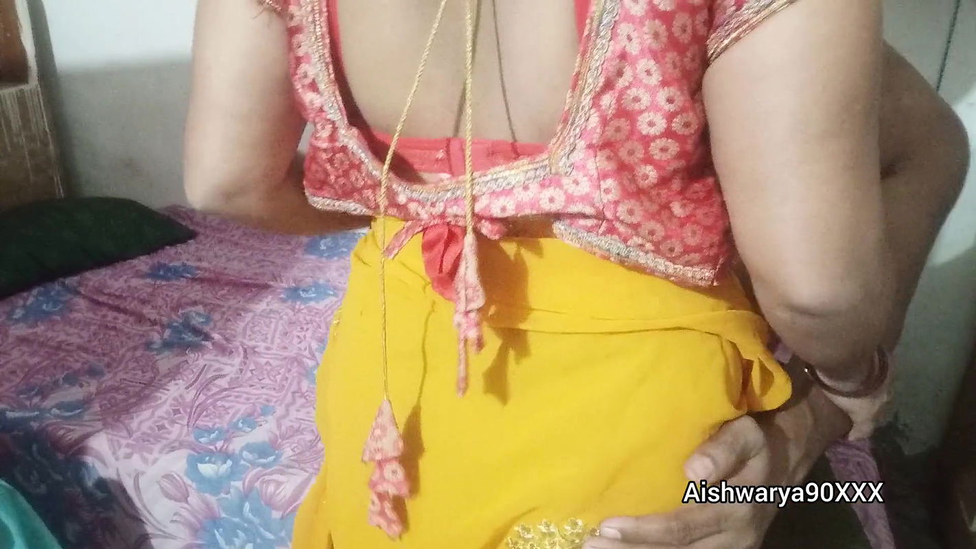 Hot Indian Desi wife Aishwarya Ki Saree Utha ke Mast Chudai. Indian Desi Bhabhi Saree Sex video