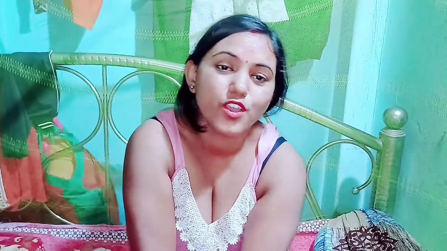 Hot desi indian girl bigg big in the room