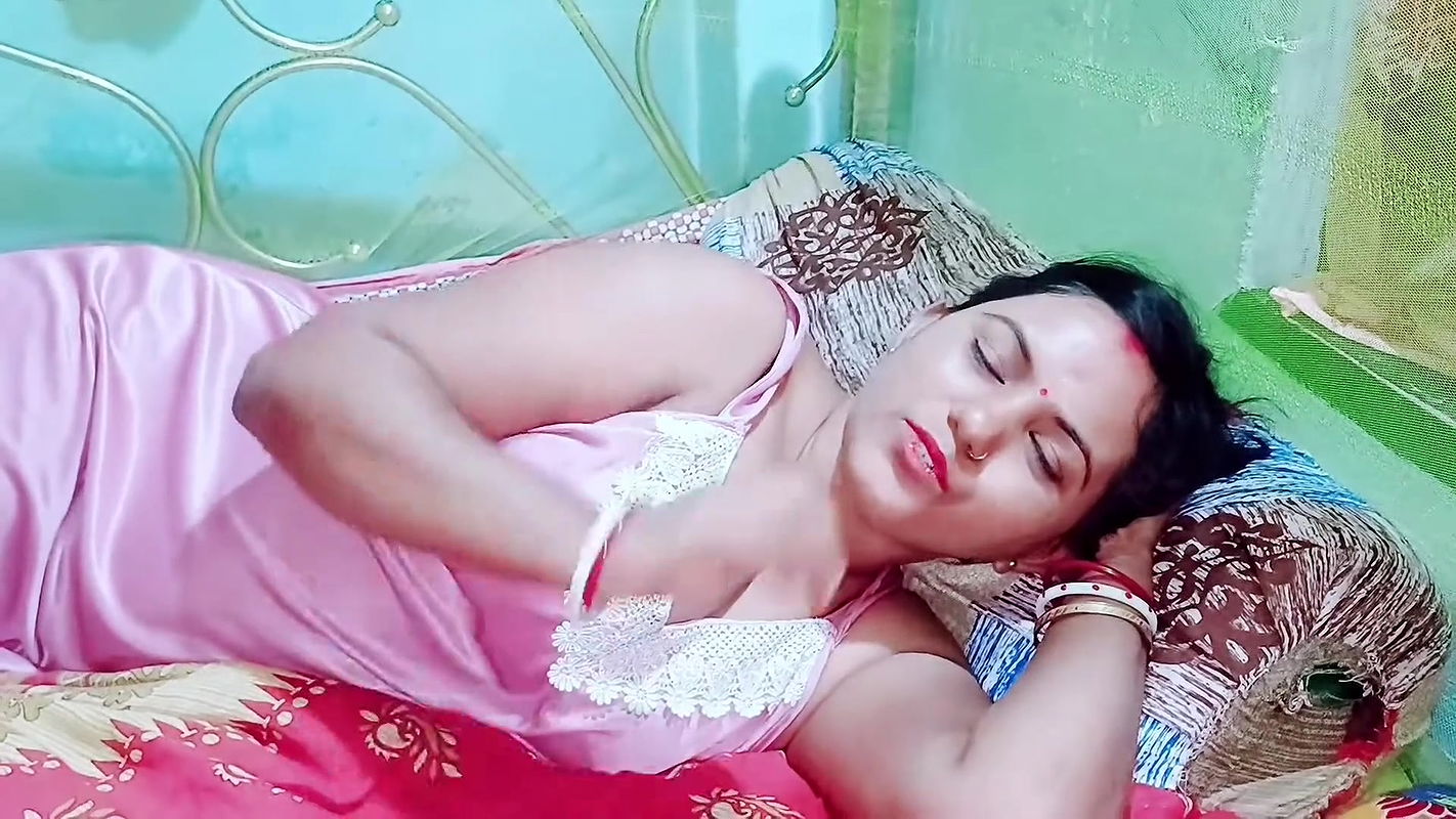 Hot desi indian girl bigg big in the room