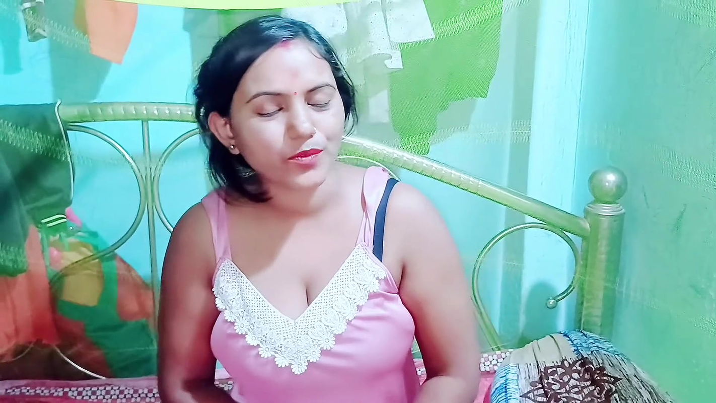 Hot desi indian girl bigg big in the room