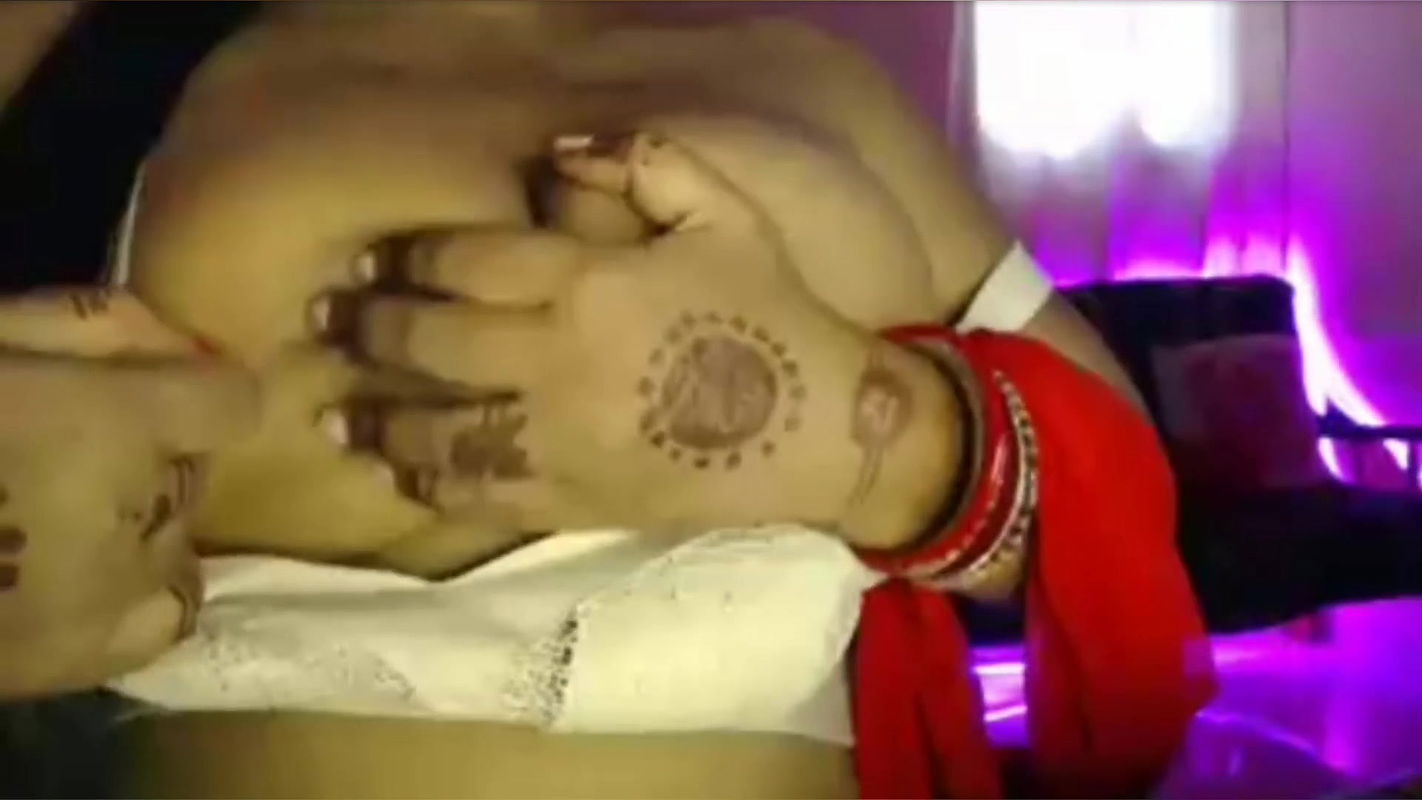 Hot desi girl massaged her breasts and pressed her breasts and sucked the nipples in her mouth