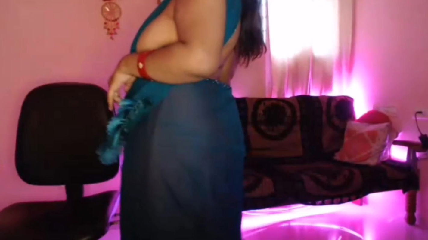 Hot Desi Boobs Show in Saree