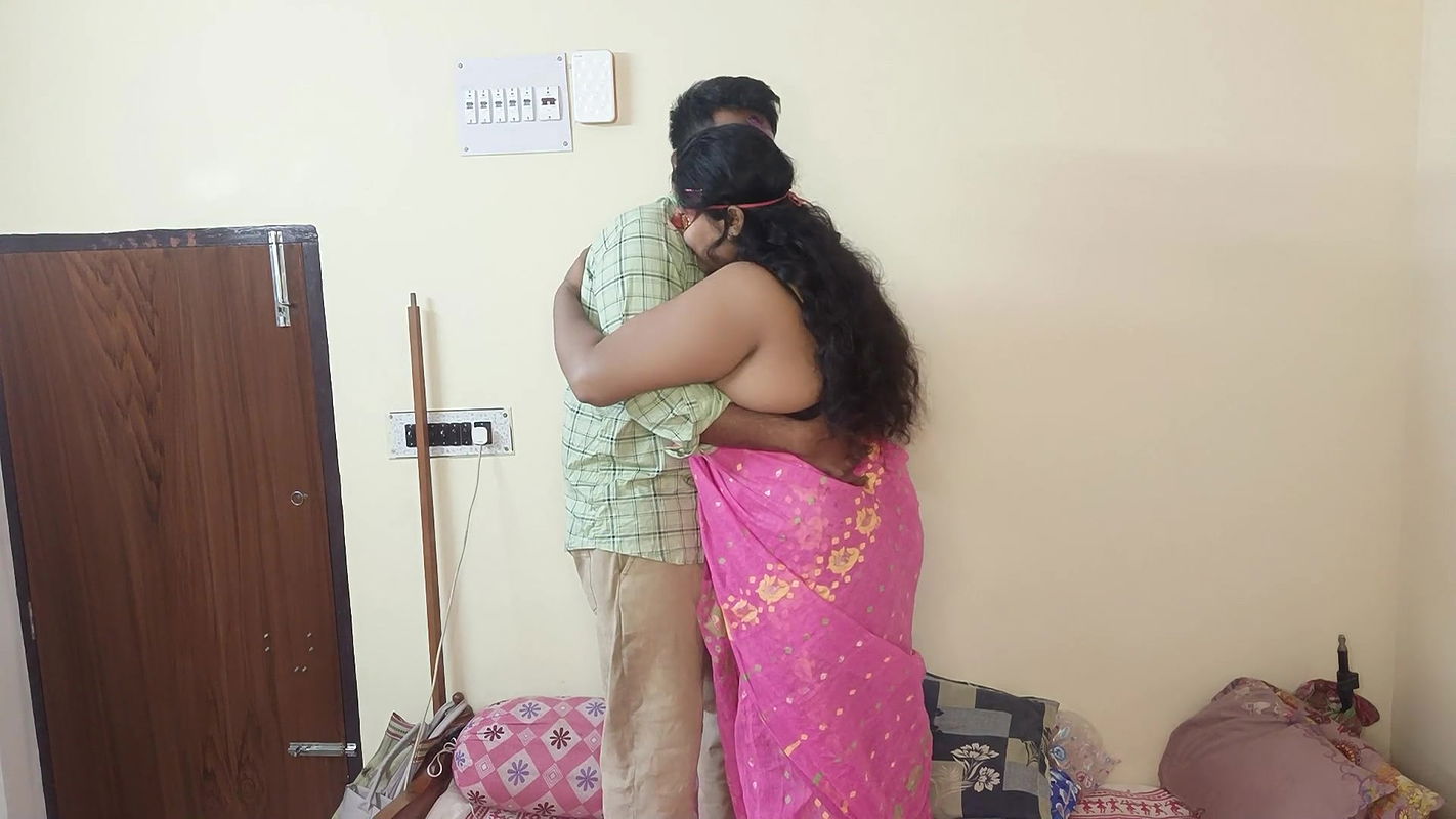 High profile housewife sex with his Camera man in her bedroom