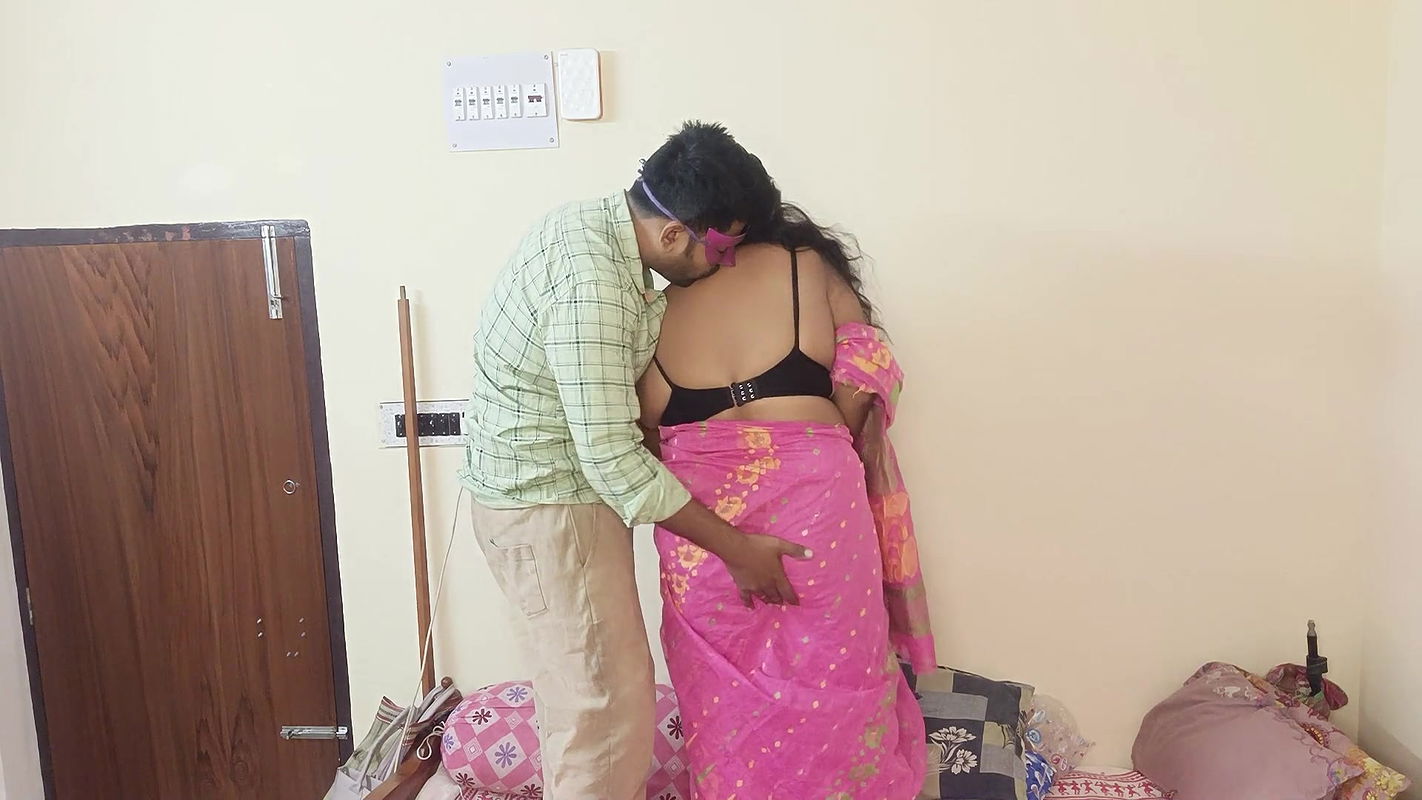 High profile housewife sex with his Camera man in her bedroom