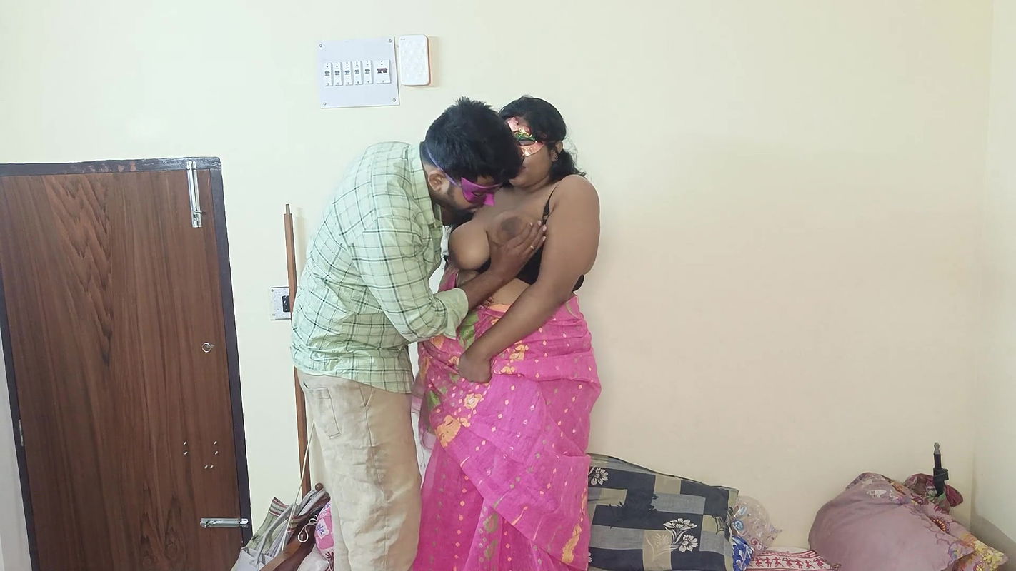 High profile housewife sex with his Camera man in her bedroom