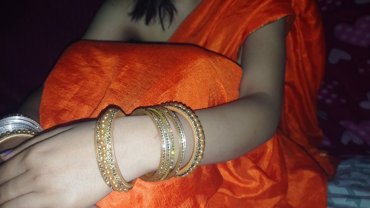 Bhabhi ji Akele Me kar rhi thi chut me ungli fir devar ne krdia kch aisa