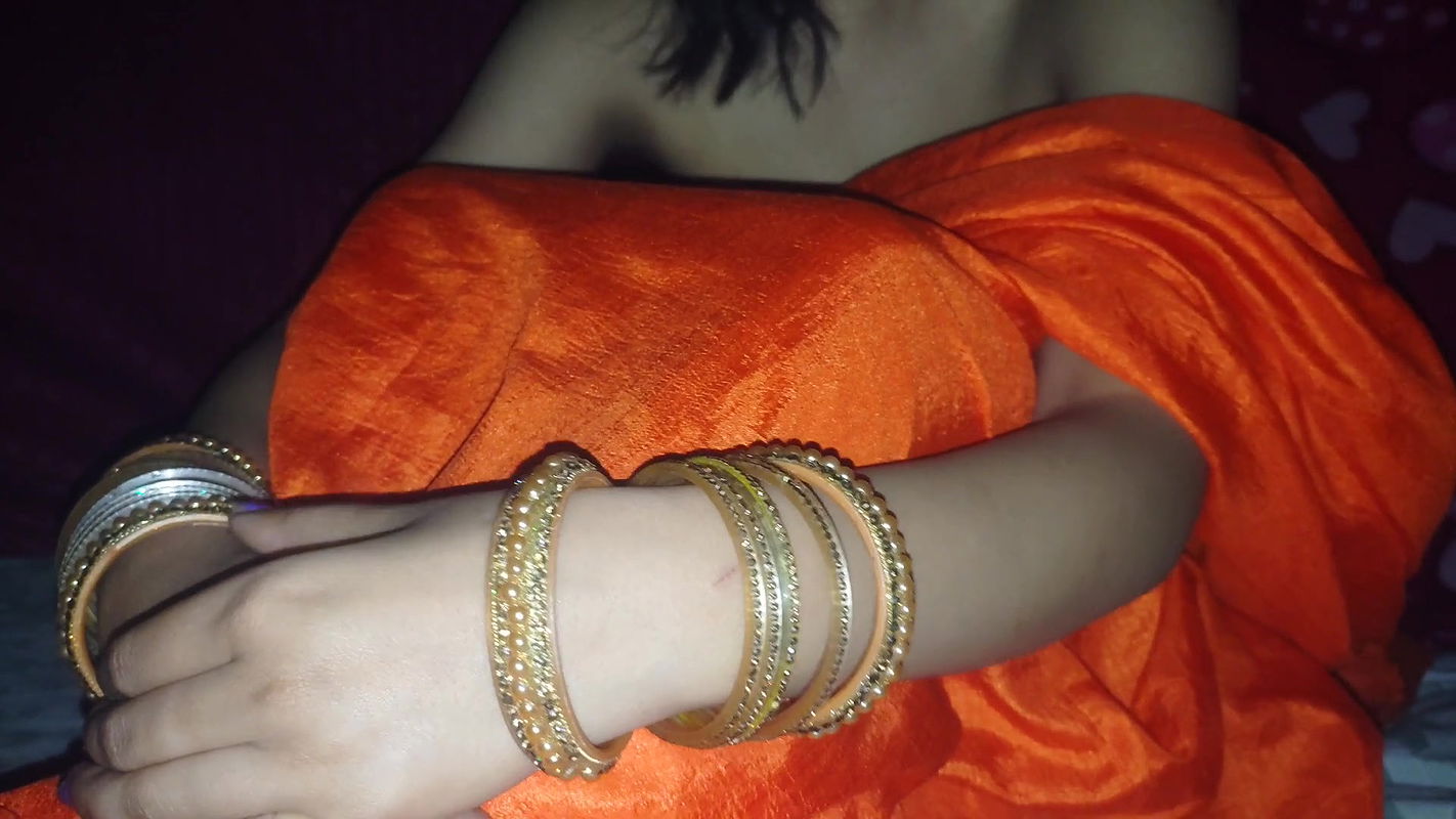 Bhabhi ji Akele Me kar rhi thi chut me ungli fir devar ne krdia kch aisa