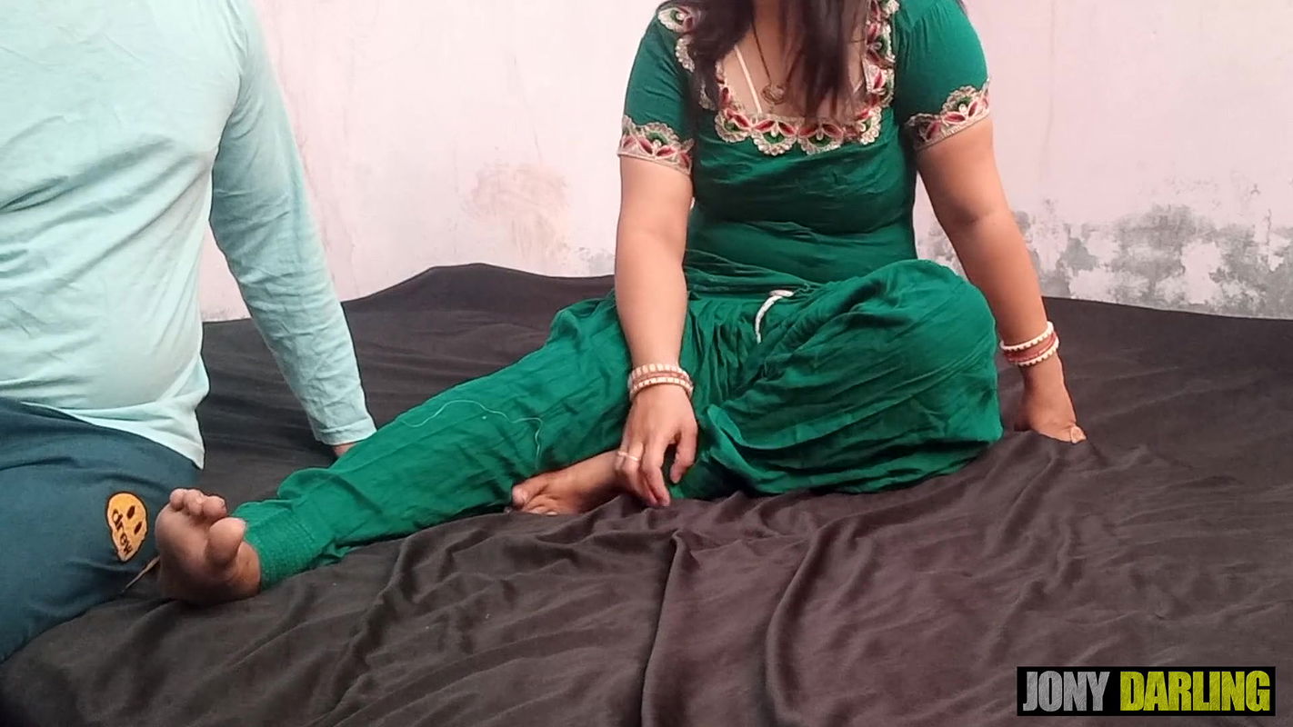 Bete ka naam leke maa karti thi choot me ungli bete ne range haatho pakda aur chod diya by jony darling