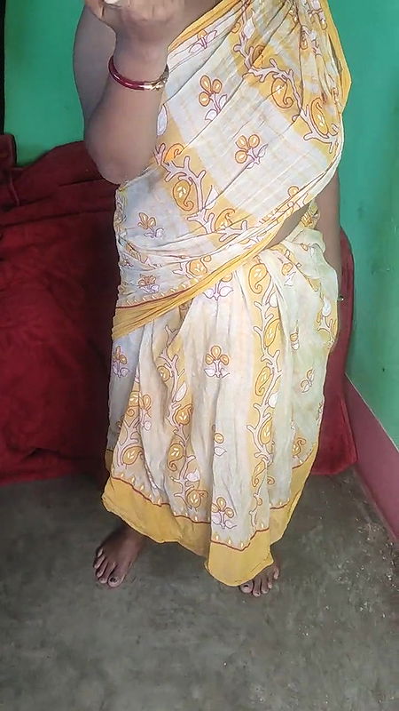 Indian horny Mommy pissing on the floor and squirting her pussy