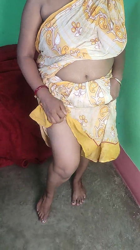 Indian horny Mommy pissing on the floor and squirting her pussy