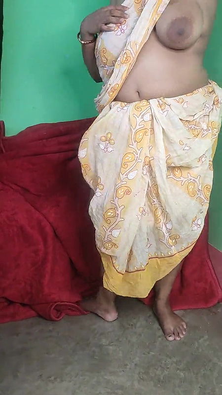 Indian horny Mommy pissing on the floor and squirting her pussy