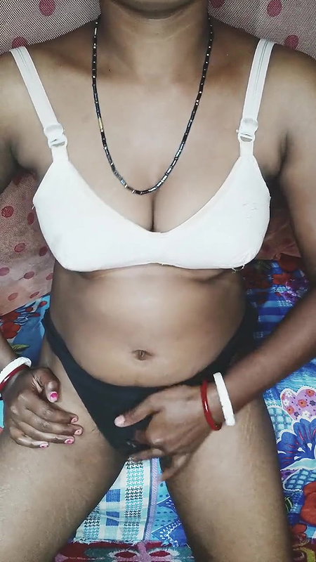 Indian bhabhi’s ass and pussy fucked with eggplant Indian Sex