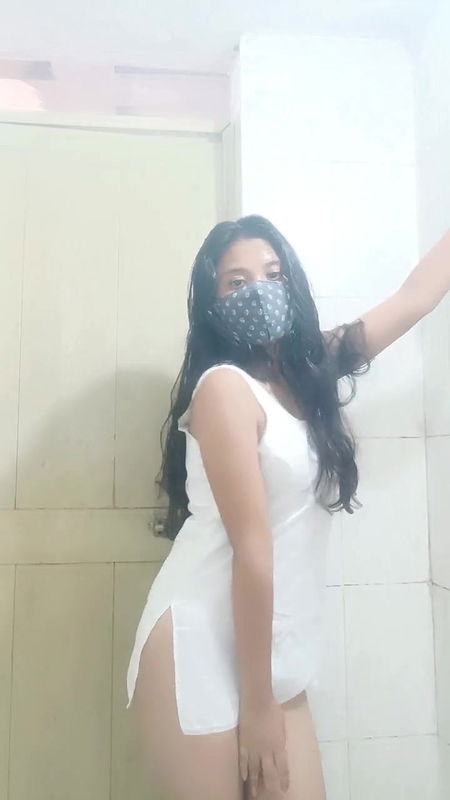 Hot girl bathing video gets hard on herself ?