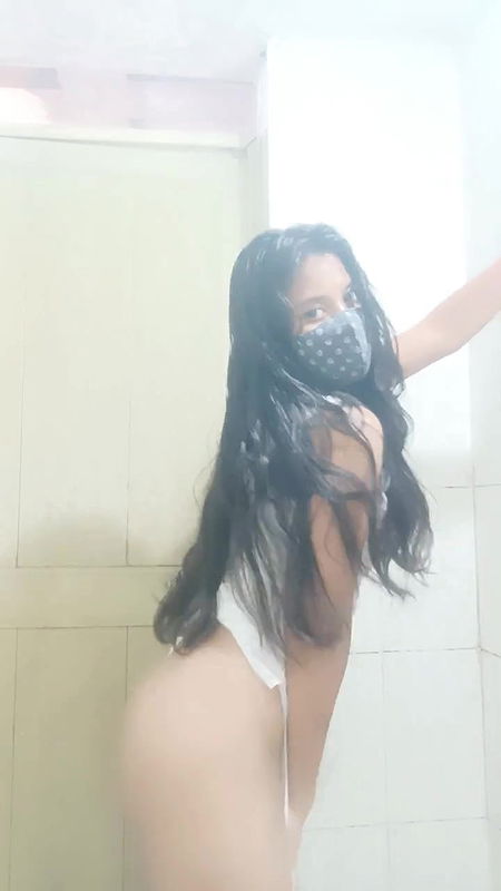 Hot girl bathing video gets hard on herself ?