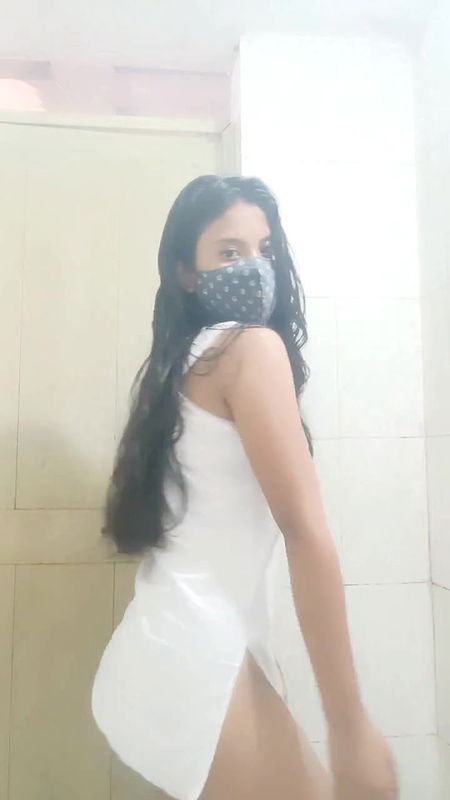 Hot girl bathing video gets hard on herself ?