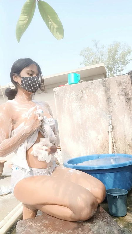 Hot cute girl sexy bath ? kon hai jisne mujhai ny dekha