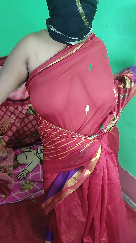 Indian girl Dancing in red Sharee and showing her naked body