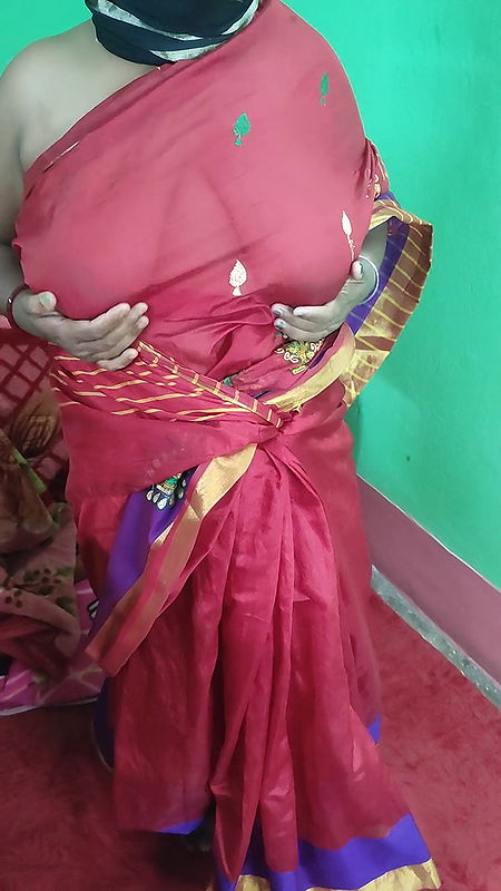 Indian girl Dancing in red Sharee and showing her naked body