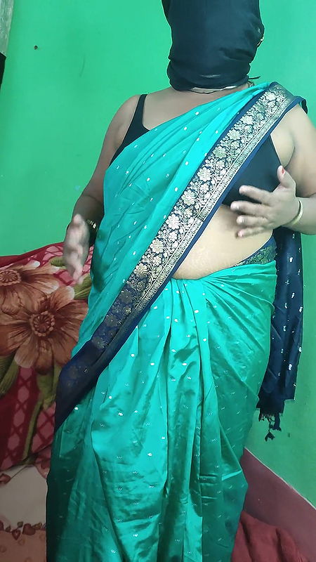 Indian curvy girl pissing in a pot and spread her pussy