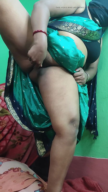 Indian curvy girl pissing in a pot and spread her pussy