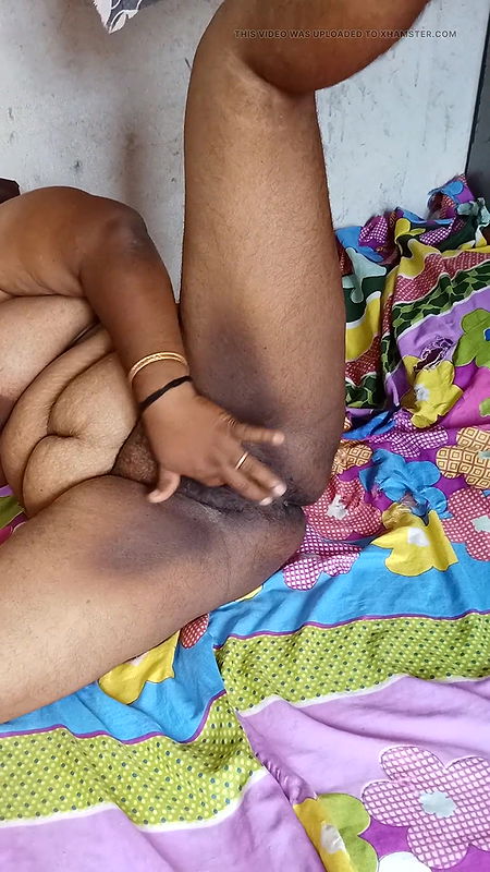 Indian Aunty Hot Scene in Bedroom Finger Massage Performance