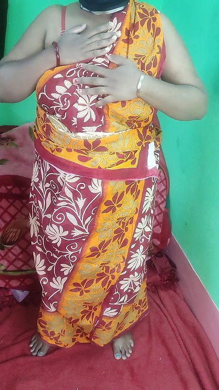 In red sharee desi hot bhabi Squirting her pussy