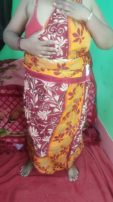 In red sharee desi hot bhabi Squirting her pussy