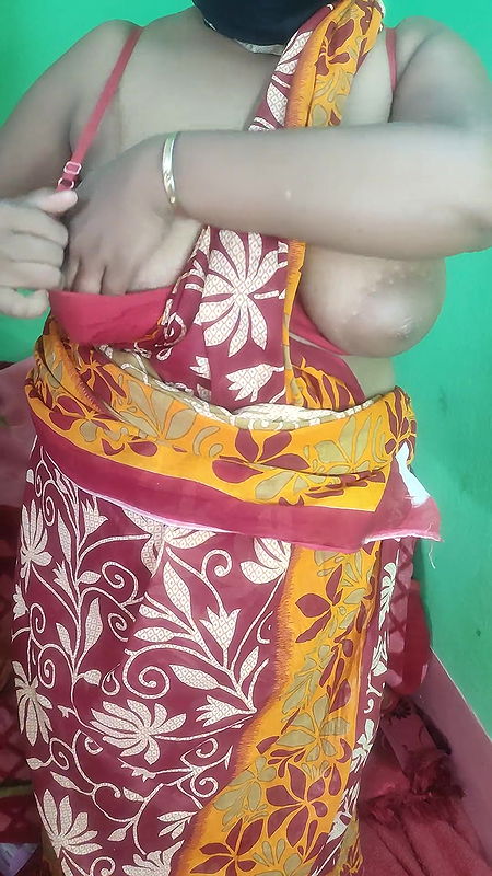 In red sharee desi hot bhabi Squirting her pussy