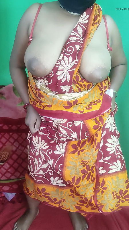 In red sharee desi hot bhabi Squirting her pussy