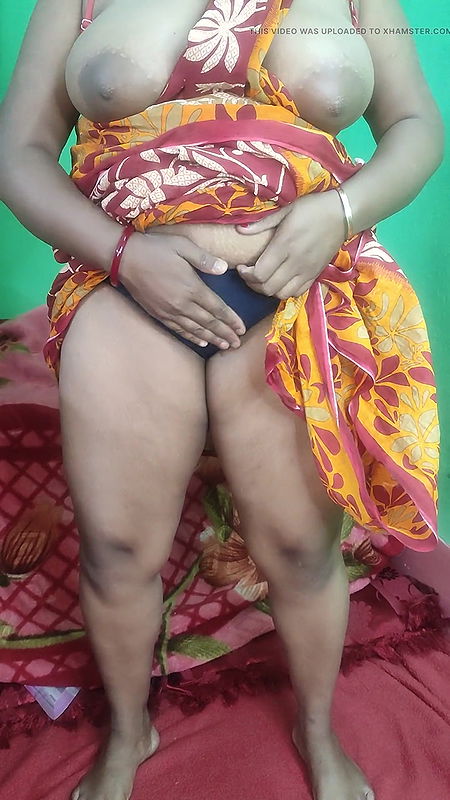 In red sharee desi hot bhabi Squirting her pussy