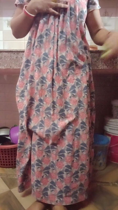 Hot sexy Kitu Bhabhi took out the water from the roof by filling brinjal in her pussy