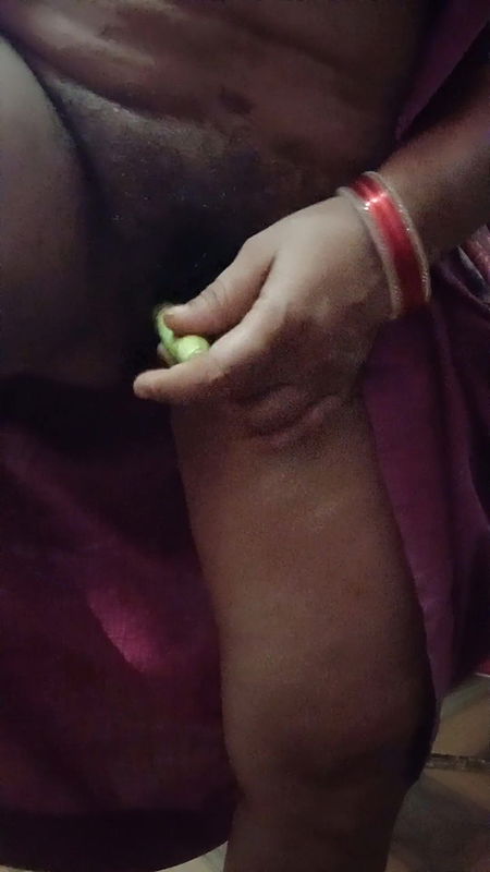 Hot sexy Kitu Bhabhi took out the water from the roof by filling brinjal in her pussy