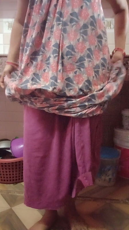 Hot sexy Kitu Bhabhi took out the water from the roof by filling brinjal in her pussy