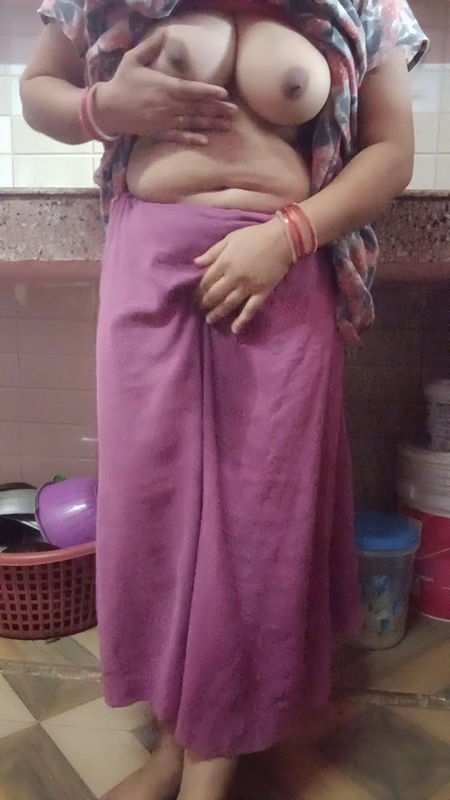 Hot sexy Kitu Bhabhi took out the water from the roof by filling brinjal in her pussy
