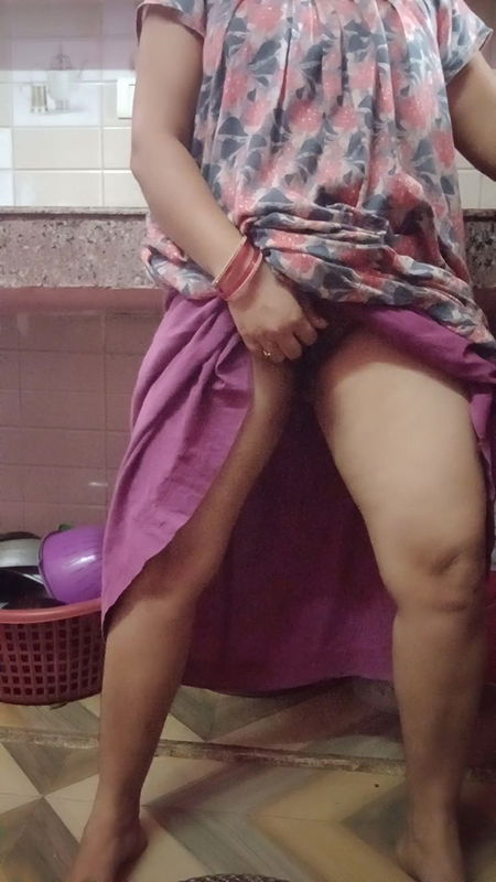 Hot sexy Kitu Bhabhi took out the water from the roof by filling brinjal in her pussy