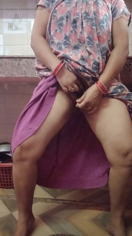 Hot sexy Kitu Bhabhi took out the water from the roof by filling brinjal in her pussy