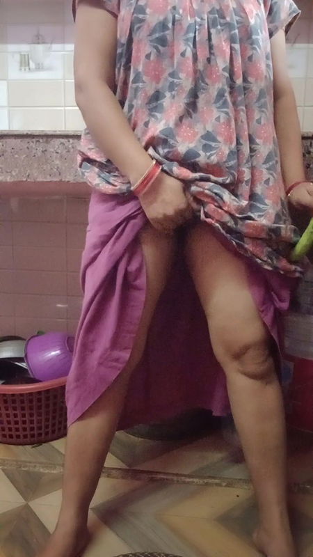 Hot sexy Kitu Bhabhi took out the water from the roof by filling brinjal in her pussy