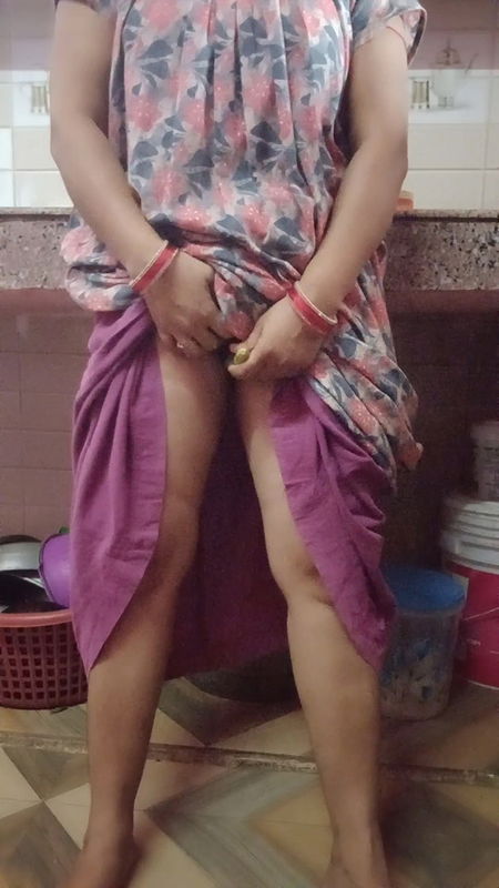 Hot sexy Kitu Bhabhi took out the water from the roof by filling brinjal in her pussy