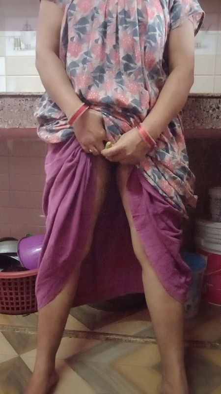 Hot sexy Kitu Bhabhi took out the water from the roof by filling brinjal in her pussy