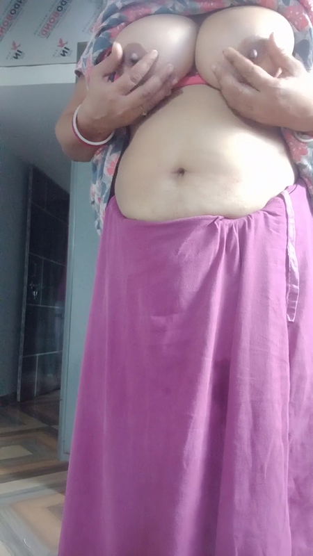 Hot sexy Kitu Bhabhi inserted a broom inside her pussy and took out the juice from her pussy