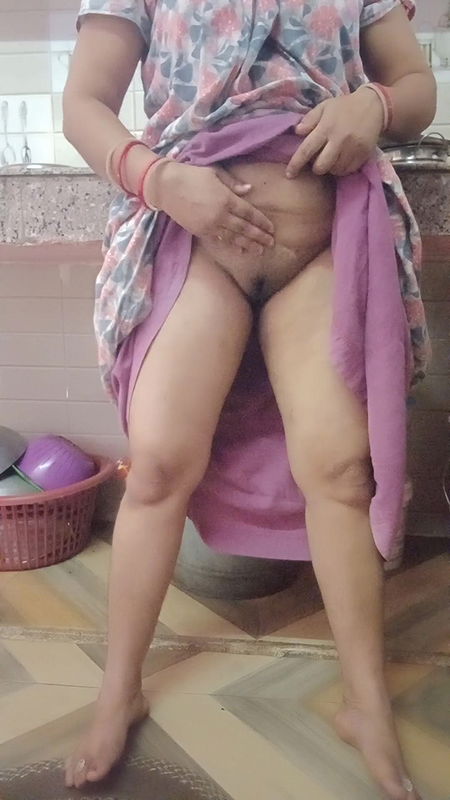 Hot sexy Kitu Bhabhi enjoyed her pussy by inserting her finger in it